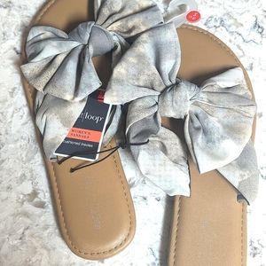 Bow Sandals size small (5/6)